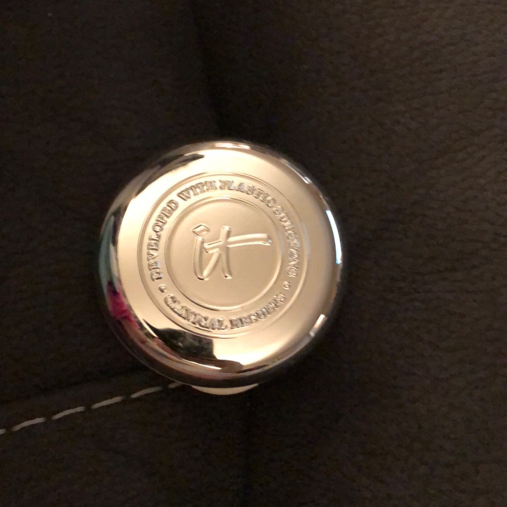 IT Cosmetics Confidence In A Compact SPF 50+